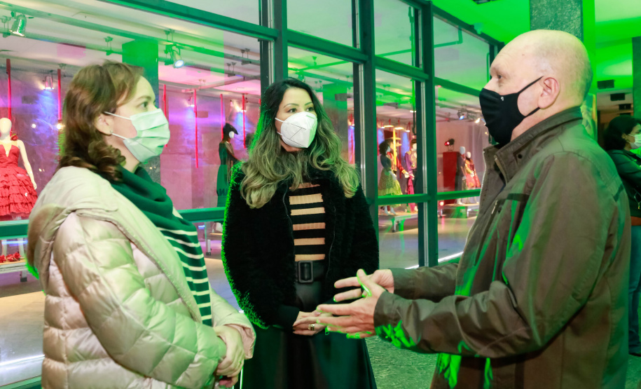 O Governo do Estado deu início oficialmente nesta quarta-feira (12) à campanha Aquece Paraná 2021. A iniciativa da Superintendência Geral de Ação Solidária (SGAS) busca arrecadar roupas, calçados, cobertores, roupas de cama e outros itens em bom estado de uso para destinar a pessoas em situação de vulnerabilidade social de todas as regiões do Estado. A cerimônia de abertura ocorreu por meio de um drive-thru na área externa do Teatro Guaíra. - Curitiba, 12/05/2021 - Foto: Valdelino Pontes