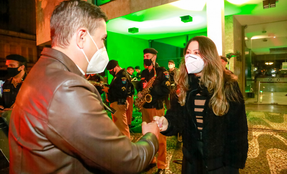 O Governo do Estado deu início oficialmente nesta quarta-feira (12) à campanha Aquece Paraná 2021. A iniciativa da Superintendência Geral de Ação Solidária (SGAS) busca arrecadar roupas, calçados, cobertores, roupas de cama e outros itens em bom estado de uso para destinar a pessoas em situação de vulnerabilidade social de todas as regiões do Estado. A cerimônia de abertura ocorreu por meio de um drive-thru na área externa do Teatro Guaíra. - Curitiba, 12/05/2021 - Foto: Valdelino Pontes