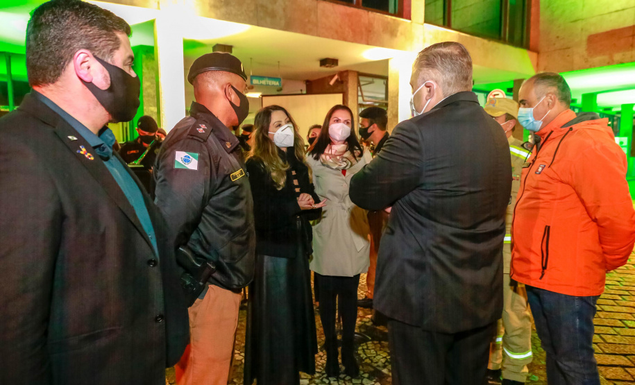 O Governo do Estado deu início oficialmente nesta quarta-feira (12) à campanha Aquece Paraná 2021. A iniciativa da Superintendência Geral de Ação Solidária (SGAS) busca arrecadar roupas, calçados, cobertores, roupas de cama e outros itens em bom estado de uso para destinar a pessoas em situação de vulnerabilidade social de todas as regiões do Estado. A cerimônia de abertura ocorreu por meio de um drive-thru na área externa do Teatro Guaíra. - Curitiba, 12/05/2021 - Foto: Valdelino Pontes