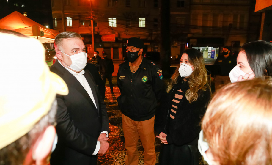 O Governo do Estado deu início oficialmente nesta quarta-feira (12) à campanha Aquece Paraná 2021. A iniciativa da Superintendência Geral de Ação Solidária (SGAS) busca arrecadar roupas, calçados, cobertores, roupas de cama e outros itens em bom estado de uso para destinar a pessoas em situação de vulnerabilidade social de todas as regiões do Estado. A cerimônia de abertura ocorreu por meio de um drive-thru na área externa do Teatro Guaíra. - Curitiba, 12/05/2021 - Foto: Valdelino Pontes