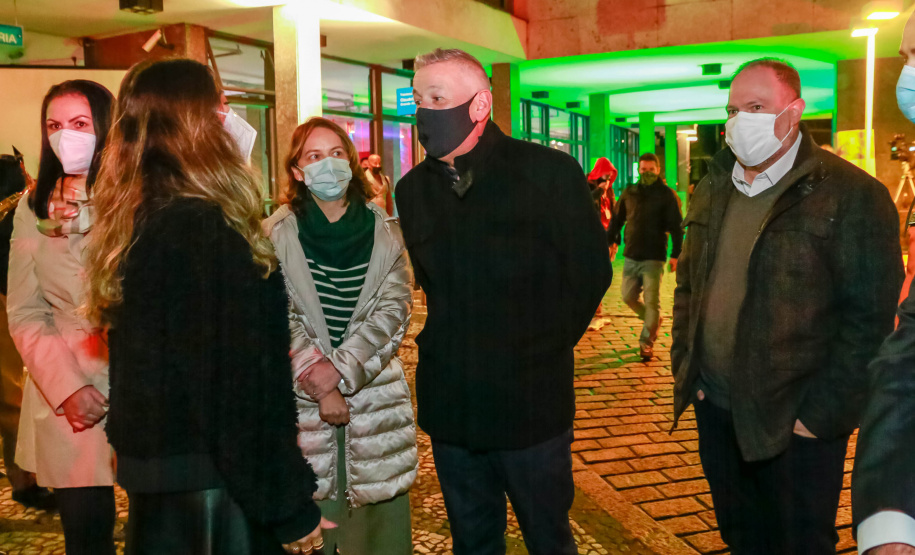 O Governo do Estado deu início oficialmente nesta quarta-feira (12) à campanha Aquece Paraná 2021. A iniciativa da Superintendência Geral de Ação Solidária (SGAS) busca arrecadar roupas, calçados, cobertores, roupas de cama e outros itens em bom estado de uso para destinar a pessoas em situação de vulnerabilidade social de todas as regiões do Estado. A cerimônia de abertura ocorreu por meio de um drive-thru na área externa do Teatro Guaíra. - Curitiba, 12/05/2021 - Foto: Valdelino Pontes