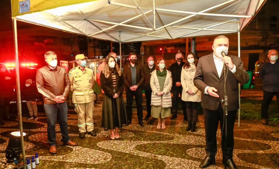 O Governo do Estado deu início oficialmente nesta quarta-feira (12) à campanha Aquece Paraná 2021. A iniciativa da Superintendência Geral de Ação Solidária (SGAS) busca arrecadar roupas, calçados, cobertores, roupas de cama e outros itens em bom estado de uso para destinar a pessoas em situação de vulnerabilidade social de todas as regiões do Estado. A cerimônia de abertura ocorreu por meio de um drive-thru na área externa do Teatro Guaíra. - Curitiba, 12/05/2021 - Foto: Valdelino Pontes