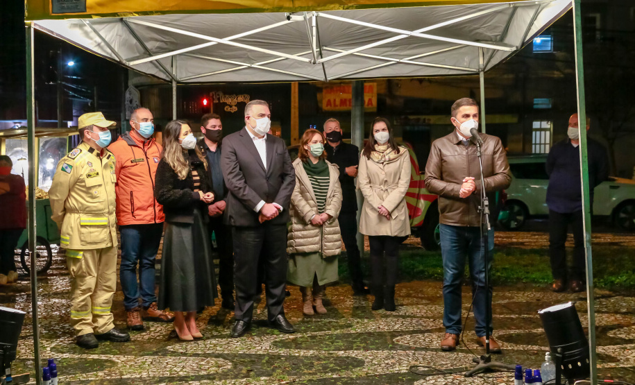 O Governo do Estado deu início oficialmente nesta quarta-feira (12) à campanha Aquece Paraná 2021. A iniciativa da Superintendência Geral de Ação Solidária (SGAS) busca arrecadar roupas, calçados, cobertores, roupas de cama e outros itens em bom estado de uso para destinar a pessoas em situação de vulnerabilidade social de todas as regiões do Estado. A cerimônia de abertura ocorreu por meio de um drive-thru na área externa do Teatro Guaíra. - Curitiba, 12/05/2021 - Foto: Valdelino Pontes