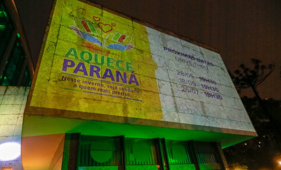 O Governo do Estado deu início oficialmente nesta quarta-feira (12) à campanha Aquece Paraná 2021. A iniciativa da Superintendência Geral de Ação Solidária (SGAS) busca arrecadar roupas, calçados, cobertores, roupas de cama e outros itens em bom estado de uso para destinar a pessoas em situação de vulnerabilidade social de todas as regiões do Estado. A cerimônia de abertura ocorreu por meio de um drive-thru na área externa do Teatro Guaíra. - Curitiba, 12/05/2021 - Foto: Valdelino Pontes