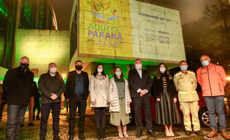 O Governo do Estado deu início oficialmente nesta quarta-feira (12) à campanha Aquece Paraná 2021. A iniciativa da Superintendência Geral de Ação Solidária (SGAS) busca arrecadar roupas, calçados, cobertores, roupas de cama e outros itens em bom estado de uso para destinar a pessoas em situação de vulnerabilidade social de todas as regiões do Estado. A cerimônia de abertura ocorreu por meio de um drive-thru na área externa do Teatro Guaíra. - Curitiba, 12/05/2021 - Foto: Valdelino Pontes