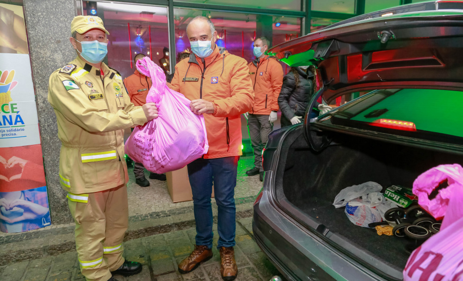 O Governo do Estado deu início oficialmente nesta quarta-feira (12) à campanha Aquece Paraná 2021. A iniciativa da Superintendência Geral de Ação Solidária (SGAS) busca arrecadar roupas, calçados, cobertores, roupas de cama e outros itens em bom estado de uso para destinar a pessoas em situação de vulnerabilidade social de todas as regiões do Estado. A cerimônia de abertura ocorreu por meio de um drive-thru na área externa do Teatro Guaíra. - Curitiba, 12/05/2021 - Foto: Valdelino Pontes