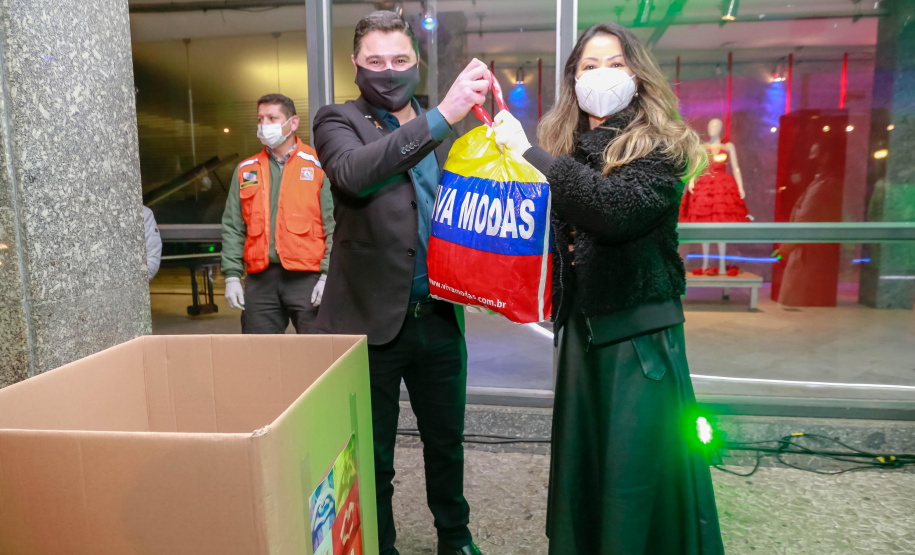 O Governo do Estado deu início oficialmente nesta quarta-feira (12) à campanha Aquece Paraná 2021. A iniciativa da Superintendência Geral de Ação Solidária (SGAS) busca arrecadar roupas, calçados, cobertores, roupas de cama e outros itens em bom estado de uso para destinar a pessoas em situação de vulnerabilidade social de todas as regiões do Estado. A cerimônia de abertura ocorreu por meio de um drive-thru na área externa do Teatro Guaíra. - Curitiba, 12/05/2021 - Foto: Valdelino Pontes