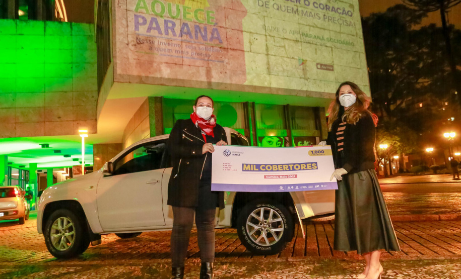 O Governo do Estado deu início oficialmente nesta quarta-feira (12) à campanha Aquece Paraná 2021. A iniciativa da Superintendência Geral de Ação Solidária (SGAS) busca arrecadar roupas, calçados, cobertores, roupas de cama e outros itens em bom estado de uso para destinar a pessoas em situação de vulnerabilidade social de todas as regiões do Estado. A cerimônia de abertura ocorreu por meio de um drive-thru na área externa do Teatro Guaíra. - Curitiba, 12/05/2021 - Foto: Valdelino Pontes