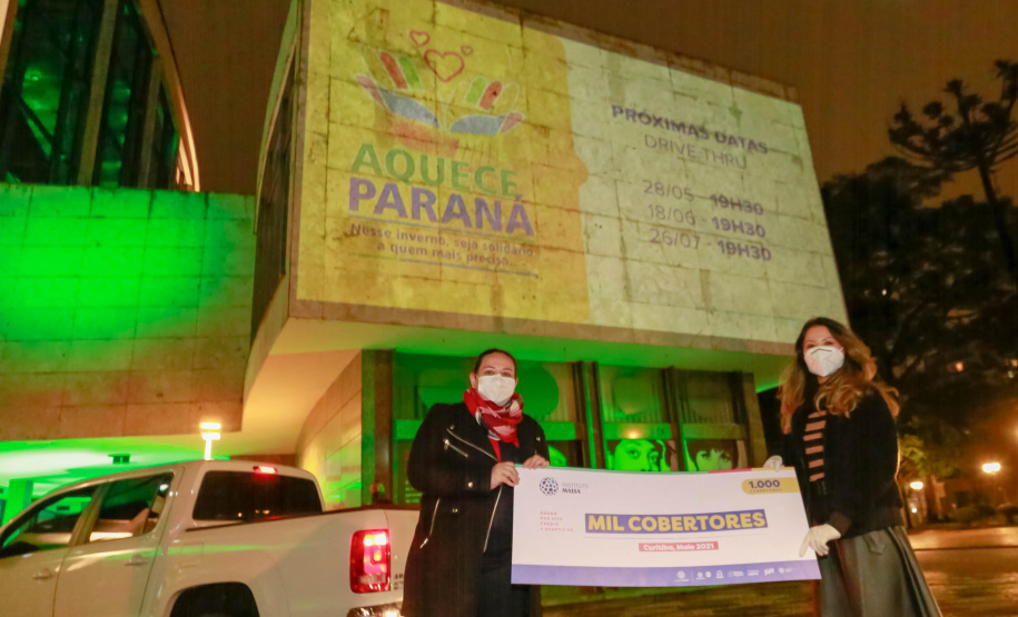 O Governo do Estado deu início oficialmente nesta quarta-feira (12) à campanha Aquece Paraná 2021. A iniciativa da Superintendência Geral de Ação Solidária (SGAS) busca arrecadar roupas, calçados, cobertores, roupas de cama e outros itens em bom estado de uso para destinar a pessoas em situação de vulnerabilidade social de todas as regiões do Estado. A cerimônia de abertura ocorreu por meio de um drive-thru na área externa do Teatro Guaíra. - Curitiba, 12/05/2021 - Foto: Valdelino Pontes