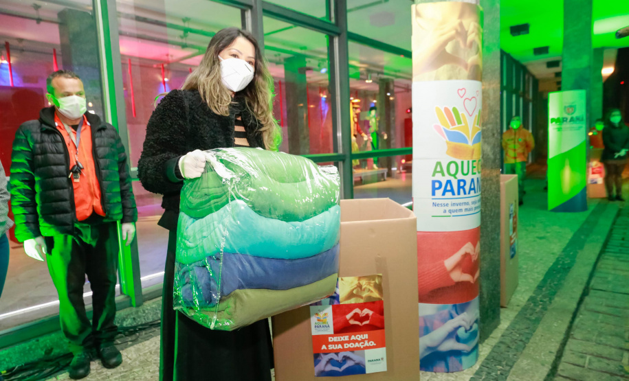 O Governo do Estado deu início oficialmente nesta quarta-feira (12) à campanha Aquece Paraná 2021. A iniciativa da Superintendência Geral de Ação Solidária (SGAS) busca arrecadar roupas, calçados, cobertores, roupas de cama e outros itens em bom estado de uso para destinar a pessoas em situação de vulnerabilidade social de todas as regiões do Estado. A cerimônia de abertura ocorreu por meio de um drive-thru na área externa do Teatro Guaíra. - Curitiba, 12/05/2021 - Foto: Valdelino Pontes