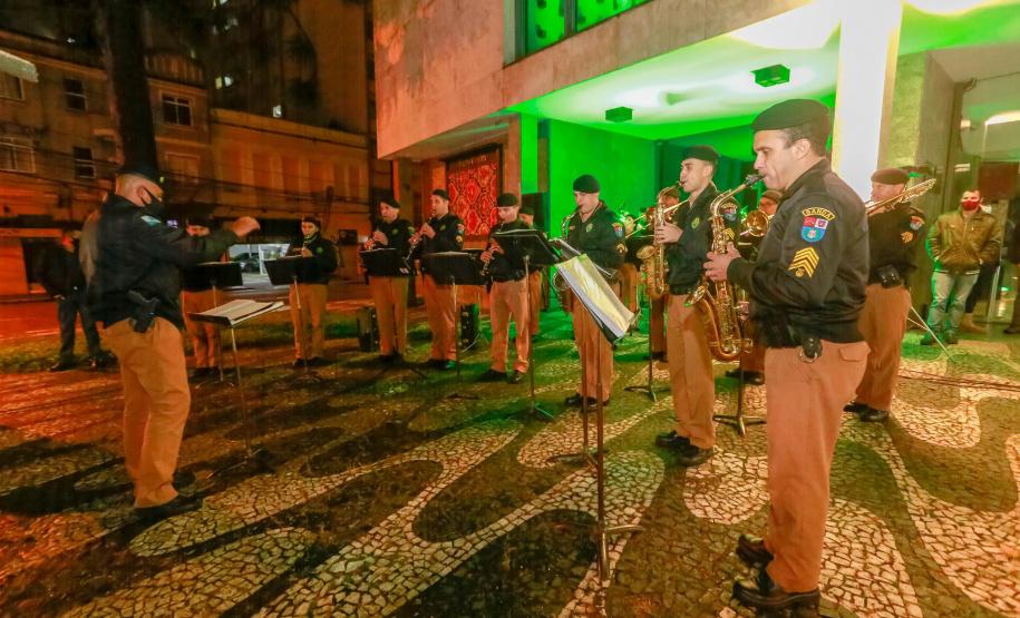 O Governo do Estado deu início oficialmente nesta quarta-feira (12) à campanha Aquece Paraná 2021. A iniciativa da Superintendência Geral de Ação Solidária (SGAS) busca arrecadar roupas, calçados, cobertores, roupas de cama e outros itens em bom estado de uso para destinar a pessoas em situação de vulnerabilidade social de todas as regiões do Estado. A cerimônia de abertura ocorreu por meio de um drive-thru na área externa do Teatro Guaíra. - Curitiba, 12/05/2021 - Foto: Valdelino Pontes