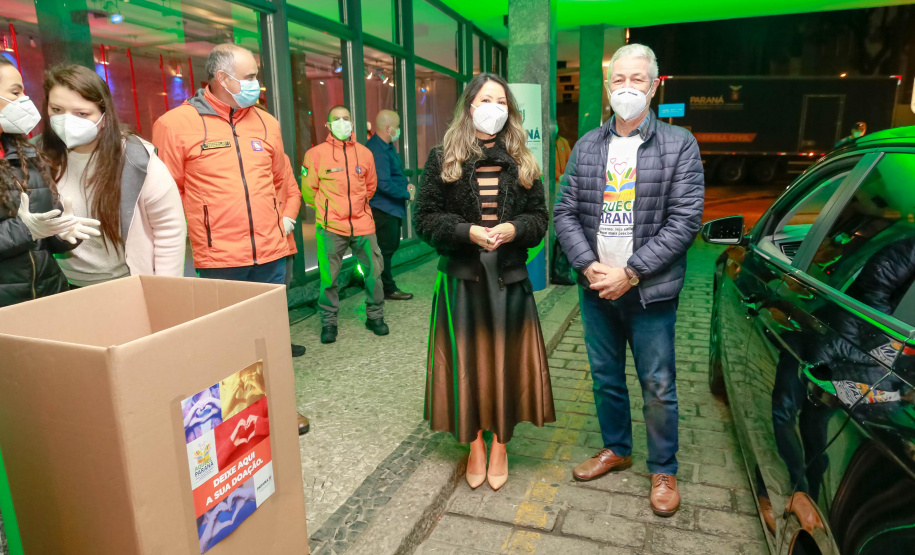 O Governo do Estado deu início oficialmente nesta quarta-feira (12) à campanha Aquece Paraná 2021. A iniciativa da Superintendência Geral de Ação Solidária (SGAS) busca arrecadar roupas, calçados, cobertores, roupas de cama e outros itens em bom estado de uso para destinar a pessoas em situação de vulnerabilidade social de todas as regiões do Estado. A cerimônia de abertura ocorreu por meio de um drive-thru na área externa do Teatro Guaíra. - Curitiba, 12/05/2021 - Foto: Valdelino Pontes
