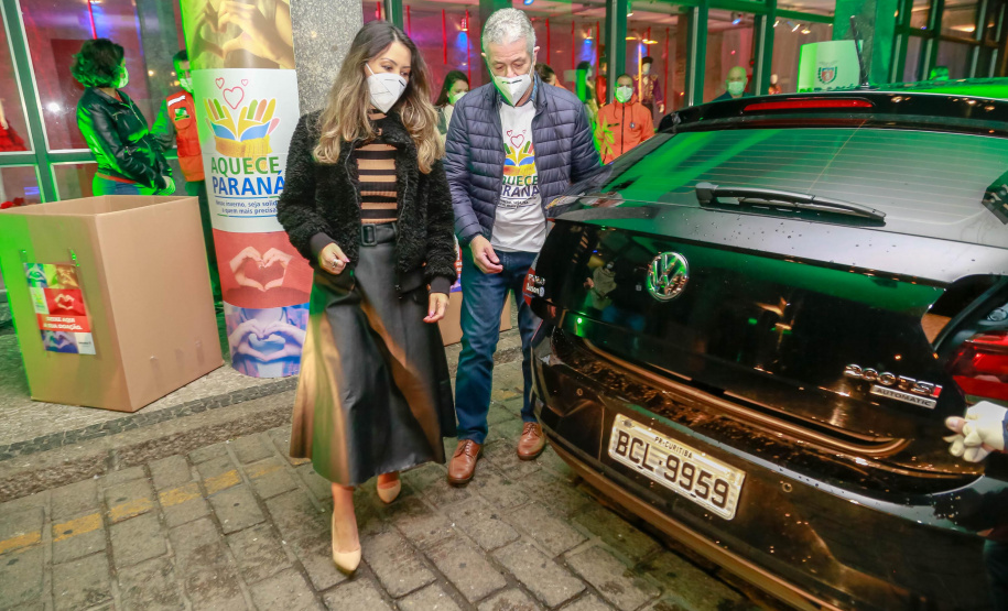 O Governo do Estado deu início oficialmente nesta quarta-feira (12) à campanha Aquece Paraná 2021. A iniciativa da Superintendência Geral de Ação Solidária (SGAS) busca arrecadar roupas, calçados, cobertores, roupas de cama e outros itens em bom estado de uso para destinar a pessoas em situação de vulnerabilidade social de todas as regiões do Estado. A cerimônia de abertura ocorreu por meio de um drive-thru na área externa do Teatro Guaíra. - Curitiba, 12/05/2021 - Foto: Valdelino Pontes