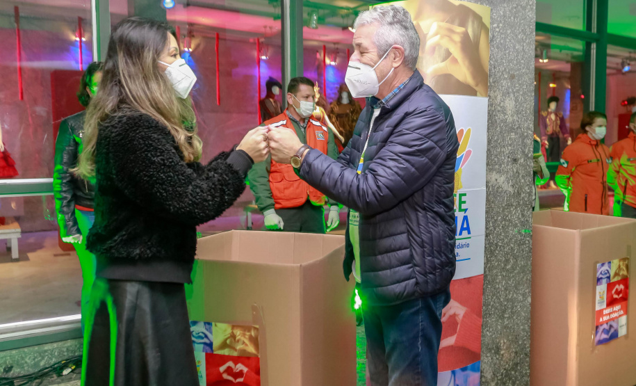O Governo do Estado deu início oficialmente nesta quarta-feira (12) à campanha Aquece Paraná 2021. A iniciativa da Superintendência Geral de Ação Solidária (SGAS) busca arrecadar roupas, calçados, cobertores, roupas de cama e outros itens em bom estado de uso para destinar a pessoas em situação de vulnerabilidade social de todas as regiões do Estado. A cerimônia de abertura ocorreu por meio de um drive-thru na área externa do Teatro Guaíra. - Curitiba, 12/05/2021 - Foto: Valdelino Pontes
