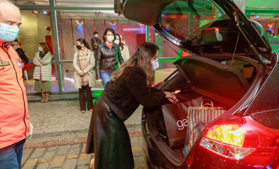 O Governo do Estado deu início oficialmente nesta quarta-feira (12) à campanha Aquece Paraná 2021. A iniciativa da Superintendência Geral de Ação Solidária (SGAS) busca arrecadar roupas, calçados, cobertores, roupas de cama e outros itens em bom estado de uso para destinar a pessoas em situação de vulnerabilidade social de todas as regiões do Estado. A cerimônia de abertura ocorreu por meio de um drive-thru na área externa do Teatro Guaíra. - Curitiba, 12/05/2021 - Foto: Valdelino Pontes