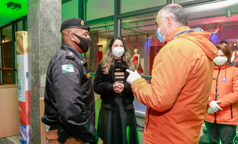 O Governo do Estado deu início oficialmente nesta quarta-feira (12) à campanha Aquece Paraná 2021. A iniciativa da Superintendência Geral de Ação Solidária (SGAS) busca arrecadar roupas, calçados, cobertores, roupas de cama e outros itens em bom estado de uso para destinar a pessoas em situação de vulnerabilidade social de todas as regiões do Estado. A cerimônia de abertura ocorreu por meio de um drive-thru na área externa do Teatro Guaíra. - Curitiba, 12/05/2021 - Foto: Valdelino Pontes