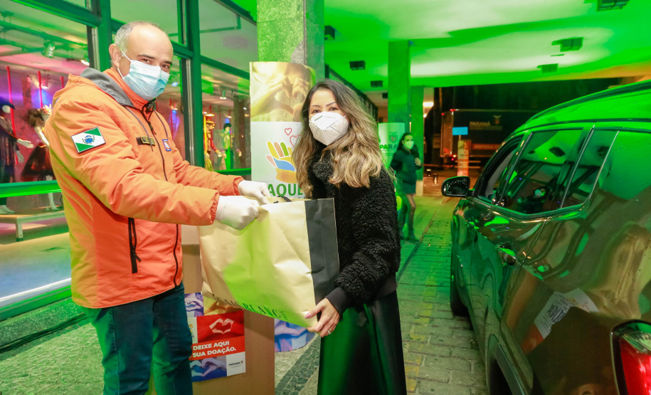 O Governo do Estado deu início oficialmente nesta quarta-feira (12) à campanha Aquece Paraná 2021. A iniciativa da Superintendência Geral de Ação Solidária (SGAS) busca arrecadar roupas, calçados, cobertores, roupas de cama e outros itens em bom estado de uso para destinar a pessoas em situação de vulnerabilidade social de todas as regiões do Estado. A cerimônia de abertura ocorreu por meio de um drive-thru na área externa do Teatro Guaíra. - Curitiba, 12/05/2021 - Foto: Valdelino Pontes
