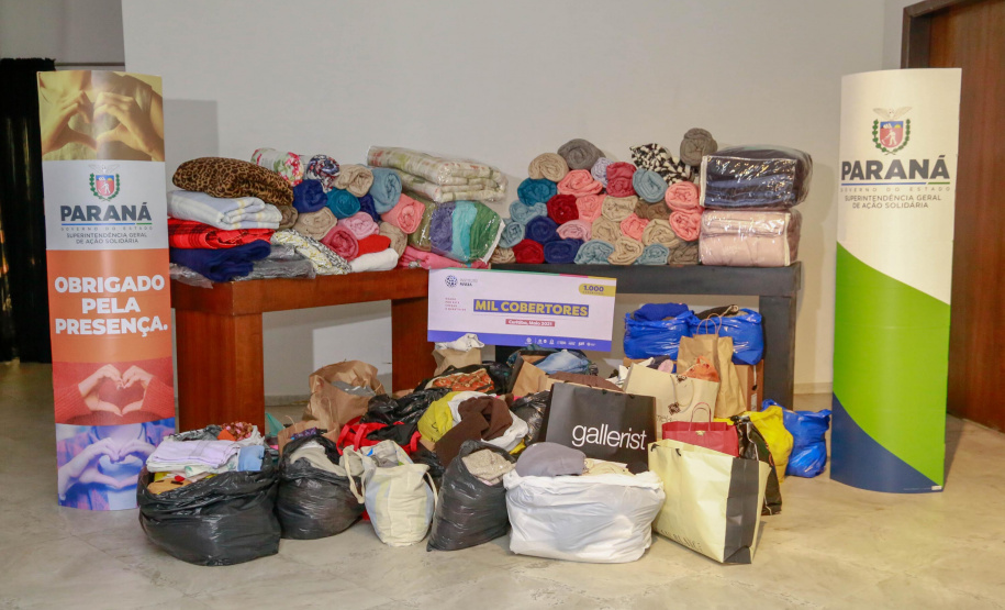 O Governo do Estado deu início oficialmente nesta quarta-feira (12) à campanha Aquece Paraná 2021. A iniciativa da Superintendência Geral de Ação Solidária (SGAS) busca arrecadar roupas, calçados, cobertores, roupas de cama e outros itens em bom estado de uso para destinar a pessoas em situação de vulnerabilidade social de todas as regiões do Estado. A cerimônia de abertura ocorreu por meio de um drive-thru na área externa do Teatro Guaíra. - Curitiba, 12/05/2021 - Foto: Valdelino Pontes