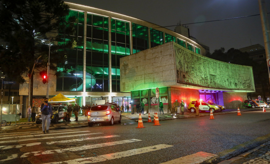 O Governo do Estado deu início oficialmente nesta quarta-feira (12) à campanha Aquece Paraná 2021. A iniciativa da Superintendência Geral de Ação Solidária (SGAS) busca arrecadar roupas, calçados, cobertores, roupas de cama e outros itens em bom estado de uso para destinar a pessoas em situação de vulnerabilidade social de todas as regiões do Estado. A cerimônia de abertura ocorreu por meio de um drive-thru na área externa do Teatro Guaíra.  -  Curitiba, 12/05/2021  -  Foto: Gilson Abreu/AEN