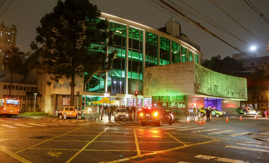 O Governo do Estado deu início oficialmente nesta quarta-feira (12) à campanha Aquece Paraná 2021. A iniciativa da Superintendência Geral de Ação Solidária (SGAS) busca arrecadar roupas, calçados, cobertores, roupas de cama e outros itens em bom estado de uso para destinar a pessoas em situação de vulnerabilidade social de todas as regiões do Estado. A cerimônia de abertura ocorreu por meio de um drive-thru na área externa do Teatro Guaíra.  -  Curitiba, 12/05/2021  -  Foto: Gilson Abreu/AEN