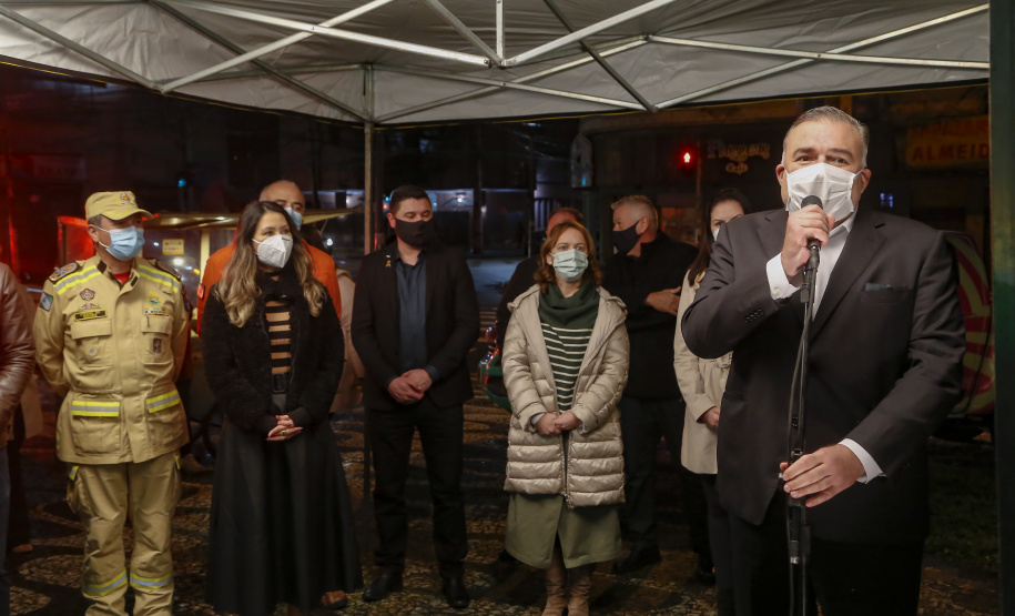 O Governo do Estado deu início oficialmente nesta quarta-feira (12) à campanha Aquece Paraná 2021. A iniciativa da Superintendência Geral de Ação Solidária (SGAS) busca arrecadar roupas, calçados, cobertores, roupas de cama e outros itens em bom estado de uso para destinar a pessoas em situação de vulnerabilidade social de todas as regiões do Estado. A cerimônia de abertura ocorreu por meio de um drive-thru na área externa do Teatro Guaíra.  -  Curitiba, 12/05/2021  -  Foto: Gilson Abreu/AEN