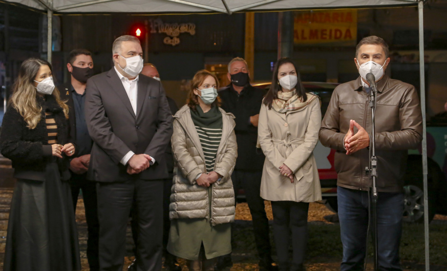 O Governo do Estado deu início oficialmente nesta quarta-feira (12) à campanha Aquece Paraná 2021. A iniciativa da Superintendência Geral de Ação Solidária (SGAS) busca arrecadar roupas, calçados, cobertores, roupas de cama e outros itens em bom estado de uso para destinar a pessoas em situação de vulnerabilidade social de todas as regiões do Estado. A cerimônia de abertura ocorreu por meio de um drive-thru na área externa do Teatro Guaíra.  -  Curitiba, 12/05/2021  -  Foto: Gilson Abreu/AEN