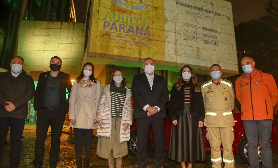 O Governo do Estado deu início oficialmente nesta quarta-feira (12) à campanha Aquece Paraná 2021. A iniciativa da Superintendência Geral de Ação Solidária (SGAS) busca arrecadar roupas, calçados, cobertores, roupas de cama e outros itens em bom estado de uso para destinar a pessoas em situação de vulnerabilidade social de todas as regiões do Estado. A cerimônia de abertura ocorreu por meio de um drive-thru na área externa do Teatro Guaíra.  -  Curitiba, 12/05/2021  -  Foto: Gilson Abreu/AEN