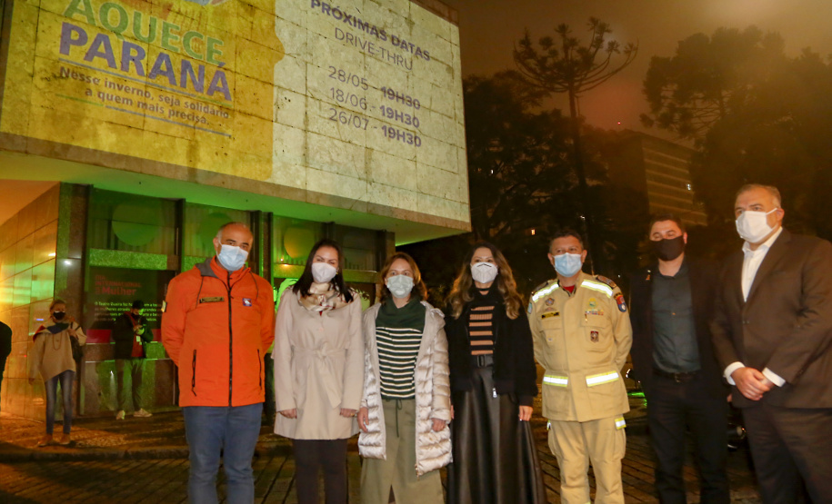 O Governo do Estado deu início oficialmente nesta quarta-feira (12) à campanha Aquece Paraná 2021. A iniciativa da Superintendência Geral de Ação Solidária (SGAS) busca arrecadar roupas, calçados, cobertores, roupas de cama e outros itens em bom estado de uso para destinar a pessoas em situação de vulnerabilidade social de todas as regiões do Estado. A cerimônia de abertura ocorreu por meio de um drive-thru na área externa do Teatro Guaíra.  -  Curitiba, 12/05/2021  -  Foto: Gilson Abreu/AEN