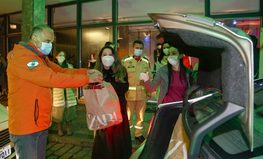 O Governo do Estado deu início oficialmente nesta quarta-feira (12) à campanha Aquece Paraná 2021. A iniciativa da Superintendência Geral de Ação Solidária (SGAS) busca arrecadar roupas, calçados, cobertores, roupas de cama e outros itens em bom estado de uso para destinar a pessoas em situação de vulnerabilidade social de todas as regiões do Estado. A cerimônia de abertura ocorreu por meio de um drive-thru na área externa do Teatro Guaíra.  -  Curitiba, 12/05/2021  -  Foto: Gilson Abreu/AEN