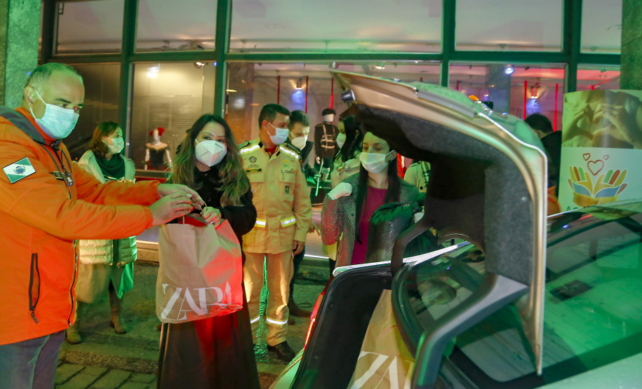 O Governo do Estado deu início oficialmente nesta quarta-feira (12) à campanha Aquece Paraná 2021. A iniciativa da Superintendência Geral de Ação Solidária (SGAS) busca arrecadar roupas, calçados, cobertores, roupas de cama e outros itens em bom estado de uso para destinar a pessoas em situação de vulnerabilidade social de todas as regiões do Estado. A cerimônia de abertura ocorreu por meio de um drive-thru na área externa do Teatro Guaíra.  -  Curitiba, 12/05/2021  -  Foto: Gilson Abreu/AEN