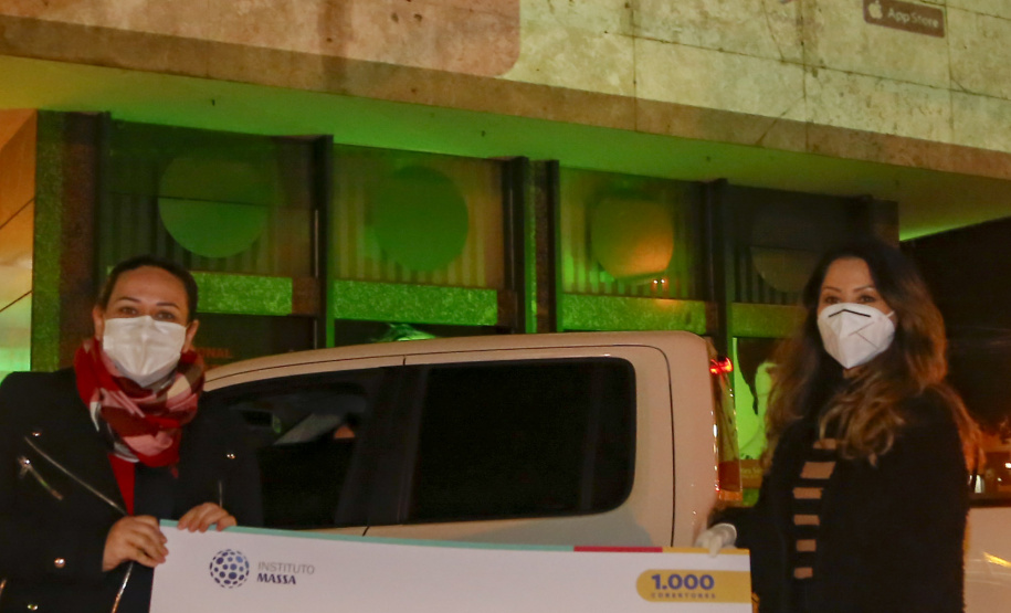 O Governo do Estado deu início oficialmente nesta quarta-feira (12) à campanha Aquece Paraná 2021. A iniciativa da Superintendência Geral de Ação Solidária (SGAS) busca arrecadar roupas, calçados, cobertores, roupas de cama e outros itens em bom estado de uso para destinar a pessoas em situação de vulnerabilidade social de todas as regiões do Estado. A cerimônia de abertura ocorreu por meio de um drive-thru na área externa do Teatro Guaíra.  -  Curitiba, 12/05/2021  -  Foto: Gilson Abreu/AEN