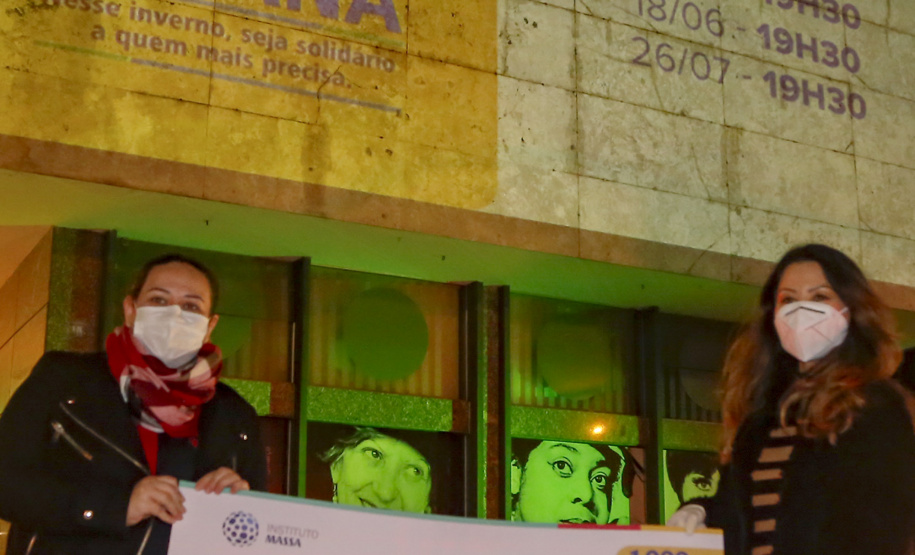 O Governo do Estado deu início oficialmente nesta quarta-feira (12) à campanha Aquece Paraná 2021. A iniciativa da Superintendência Geral de Ação Solidária (SGAS) busca arrecadar roupas, calçados, cobertores, roupas de cama e outros itens em bom estado de uso para destinar a pessoas em situação de vulnerabilidade social de todas as regiões do Estado. A cerimônia de abertura ocorreu por meio de um drive-thru na área externa do Teatro Guaíra.  -  Curitiba, 12/05/2021  -  Foto: Gilson Abreu/AEN