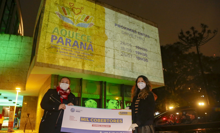 O Governo do Estado deu início oficialmente nesta quarta-feira (12) à campanha Aquece Paraná 2021. A iniciativa da Superintendência Geral de Ação Solidária (SGAS) busca arrecadar roupas, calçados, cobertores, roupas de cama e outros itens em bom estado de uso para destinar a pessoas em situação de vulnerabilidade social de todas as regiões do Estado. A cerimônia de abertura ocorreu por meio de um drive-thru na área externa do Teatro Guaíra.  -  Curitiba, 12/05/2021  -  Foto: Gilson Abreu/AEN