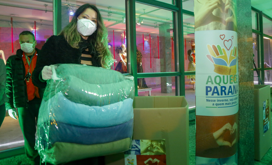 O Governo do Estado deu início oficialmente nesta quarta-feira (12) à campanha Aquece Paraná 2021. A iniciativa da Superintendência Geral de Ação Solidária (SGAS) busca arrecadar roupas, calçados, cobertores, roupas de cama e outros itens em bom estado de uso para destinar a pessoas em situação de vulnerabilidade social de todas as regiões do Estado. A cerimônia de abertura ocorreu por meio de um drive-thru na área externa do Teatro Guaíra.  -  Curitiba, 12/05/2021  -  Foto: Gilson Abreu/AEN