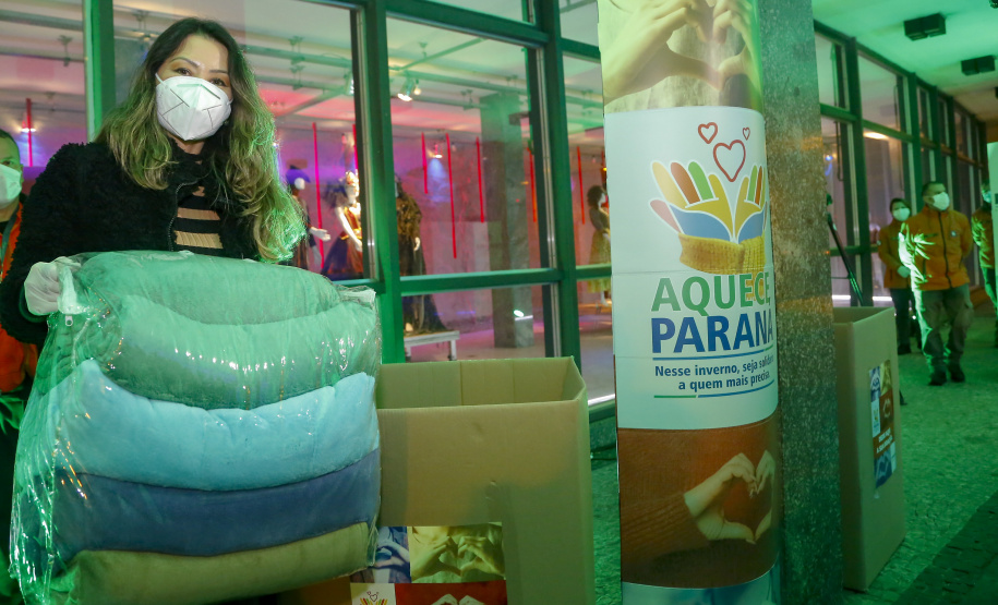 O Governo do Estado deu início oficialmente nesta quarta-feira (12) à campanha Aquece Paraná 2021. A iniciativa da Superintendência Geral de Ação Solidária (SGAS) busca arrecadar roupas, calçados, cobertores, roupas de cama e outros itens em bom estado de uso para destinar a pessoas em situação de vulnerabilidade social de todas as regiões do Estado. A cerimônia de abertura ocorreu por meio de um drive-thru na área externa do Teatro Guaíra.  -  Curitiba, 12/05/2021  -  Foto: Gilson Abreu/AEN
