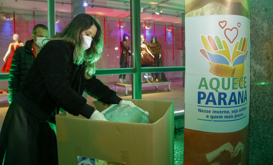 O Governo do Estado deu início oficialmente nesta quarta-feira (12) à campanha Aquece Paraná 2021. A iniciativa da Superintendência Geral de Ação Solidária (SGAS) busca arrecadar roupas, calçados, cobertores, roupas de cama e outros itens em bom estado de uso para destinar a pessoas em situação de vulnerabilidade social de todas as regiões do Estado. A cerimônia de abertura ocorreu por meio de um drive-thru na área externa do Teatro Guaíra.  -  Curitiba, 12/05/2021  -  Foto: Gilson Abreu/AEN