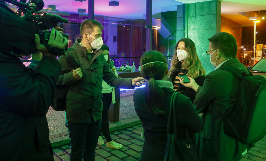 O Governo do Estado deu início oficialmente nesta quarta-feira (12) à campanha Aquece Paraná 2021. A iniciativa da Superintendência Geral de Ação Solidária (SGAS) busca arrecadar roupas, calçados, cobertores, roupas de cama e outros itens em bom estado de uso para destinar a pessoas em situação de vulnerabilidade social de todas as regiões do Estado. A cerimônia de abertura ocorreu por meio de um drive-thru na área externa do Teatro Guaíra.  -  Curitiba, 12/05/2021  -  Foto: Gilson Abreu/AEN