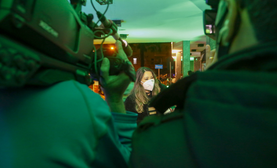 O Governo do Estado deu início oficialmente nesta quarta-feira (12) à campanha Aquece Paraná 2021. A iniciativa da Superintendência Geral de Ação Solidária (SGAS) busca arrecadar roupas, calçados, cobertores, roupas de cama e outros itens em bom estado de uso para destinar a pessoas em situação de vulnerabilidade social de todas as regiões do Estado. A cerimônia de abertura ocorreu por meio de um drive-thru na área externa do Teatro Guaíra.  -  Curitiba, 12/05/2021  -  Foto: Gilson Abreu/AEN