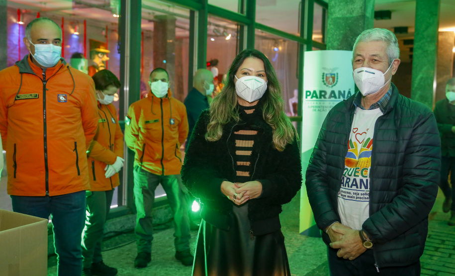 O Governo do Estado deu início oficialmente nesta quarta-feira (12) à campanha Aquece Paraná 2021. A iniciativa da Superintendência Geral de Ação Solidária (SGAS) busca arrecadar roupas, calçados, cobertores, roupas de cama e outros itens em bom estado de uso para destinar a pessoas em situação de vulnerabilidade social de todas as regiões do Estado. A cerimônia de abertura ocorreu por meio de um drive-thru na área externa do Teatro Guaíra.  -  Curitiba, 12/05/2021  -  Foto: Gilson Abreu/AEN