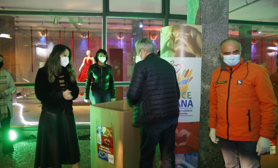 O Governo do Estado deu início oficialmente nesta quarta-feira (12) à campanha Aquece Paraná 2021. A iniciativa da Superintendência Geral de Ação Solidária (SGAS) busca arrecadar roupas, calçados, cobertores, roupas de cama e outros itens em bom estado de uso para destinar a pessoas em situação de vulnerabilidade social de todas as regiões do Estado. A cerimônia de abertura ocorreu por meio de um drive-thru na área externa do Teatro Guaíra.  -  Curitiba, 12/05/2021  -  Foto: Gilson Abreu/AEN