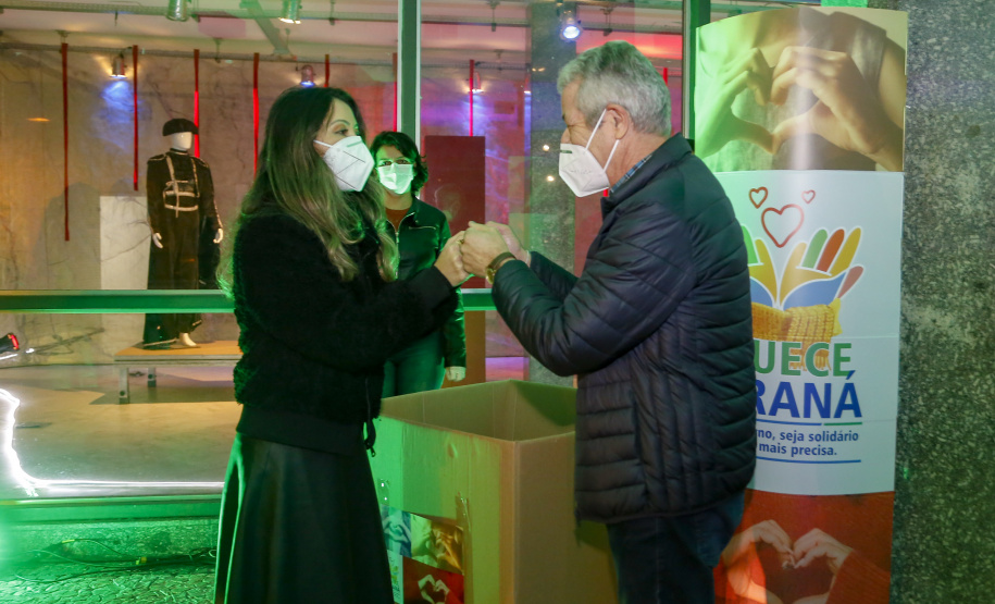 O Governo do Estado deu início oficialmente nesta quarta-feira (12) à campanha Aquece Paraná 2021. A iniciativa da Superintendência Geral de Ação Solidária (SGAS) busca arrecadar roupas, calçados, cobertores, roupas de cama e outros itens em bom estado de uso para destinar a pessoas em situação de vulnerabilidade social de todas as regiões do Estado. A cerimônia de abertura ocorreu por meio de um drive-thru na área externa do Teatro Guaíra.  -  Curitiba, 12/05/2021  -  Foto: Gilson Abreu/AEN