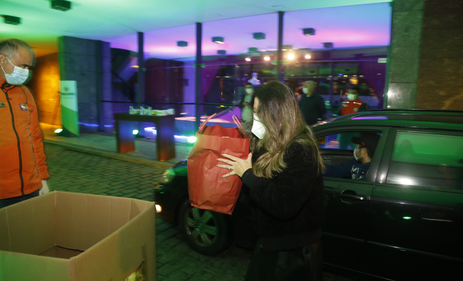 O Governo do Estado deu início oficialmente nesta quarta-feira (12) à campanha Aquece Paraná 2021. A iniciativa da Superintendência Geral de Ação Solidária (SGAS) busca arrecadar roupas, calçados, cobertores, roupas de cama e outros itens em bom estado de uso para destinar a pessoas em situação de vulnerabilidade social de todas as regiões do Estado. A cerimônia de abertura ocorreu por meio de um drive-thru na área externa do Teatro Guaíra.  -  Curitiba, 12/05/2021  -  Foto: Gilson Abreu/AEN