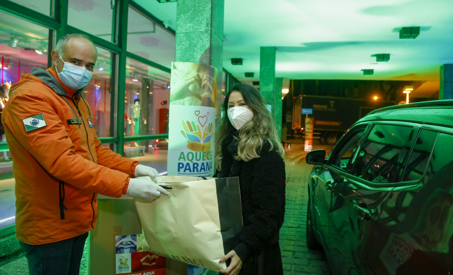 O Governo do Estado deu início oficialmente nesta quarta-feira (12) à campanha Aquece Paraná 2021. A iniciativa da Superintendência Geral de Ação Solidária (SGAS) busca arrecadar roupas, calçados, cobertores, roupas de cama e outros itens em bom estado de uso para destinar a pessoas em situação de vulnerabilidade social de todas as regiões do Estado. A cerimônia de abertura ocorreu por meio de um drive-thru na área externa do Teatro Guaíra.  -  Curitiba, 12/05/2021  -  Foto: Gilson Abreu/AEN