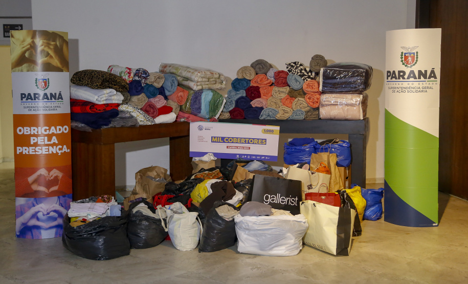 O Governo do Estado deu início oficialmente nesta quarta-feira (12) à campanha Aquece Paraná 2021. A iniciativa da Superintendência Geral de Ação Solidária (SGAS) busca arrecadar roupas, calçados, cobertores, roupas de cama e outros itens em bom estado de uso para destinar a pessoas em situação de vulnerabilidade social de todas as regiões do Estado. A cerimônia de abertura ocorreu por meio de um drive-thru na área externa do Teatro Guaíra.  -  Curitiba, 12/05/2021  -  Foto: Gilson Abreu/AEN