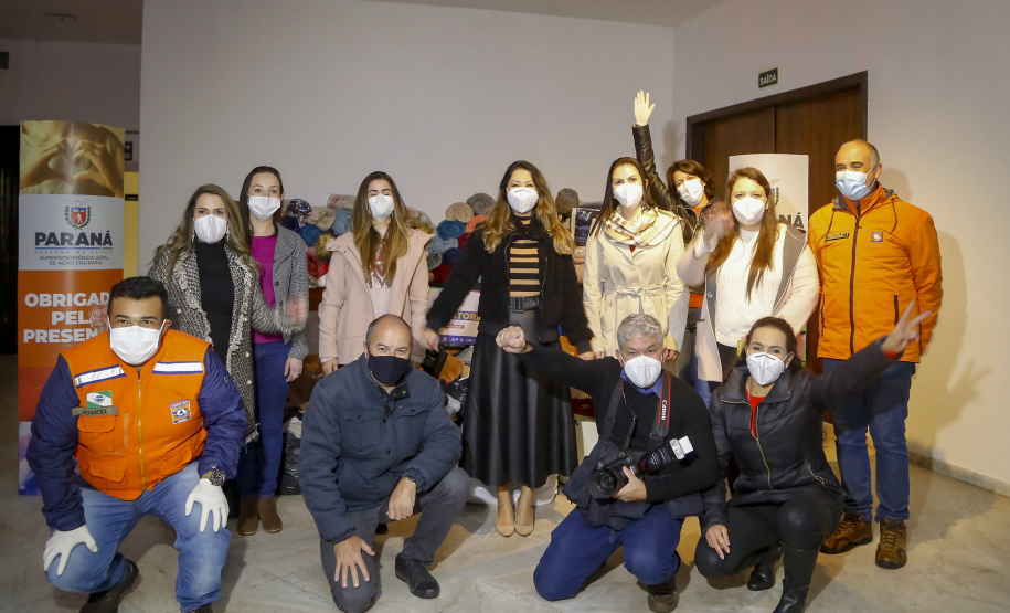 O Governo do Estado deu início oficialmente nesta quarta-feira (12) à campanha Aquece Paraná 2021. A iniciativa da Superintendência Geral de Ação Solidária (SGAS) busca arrecadar roupas, calçados, cobertores, roupas de cama e outros itens em bom estado de uso para destinar a pessoas em situação de vulnerabilidade social de todas as regiões do Estado. A cerimônia de abertura ocorreu por meio de um drive-thru na área externa do Teatro Guaíra.  -  Curitiba, 12/05/2021  -  Foto: Gilson Abreu/AEN