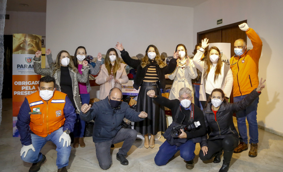 O Governo do Estado deu início oficialmente nesta quarta-feira (12) à campanha Aquece Paraná 2021. A iniciativa da Superintendência Geral de Ação Solidária (SGAS) busca arrecadar roupas, calçados, cobertores, roupas de cama e outros itens em bom estado de uso para destinar a pessoas em situação de vulnerabilidade social de todas as regiões do Estado. A cerimônia de abertura ocorreu por meio de um drive-thru na área externa do Teatro Guaíra.  -  Curitiba, 12/05/2021  -  Foto: Gilson Abreu/AEN