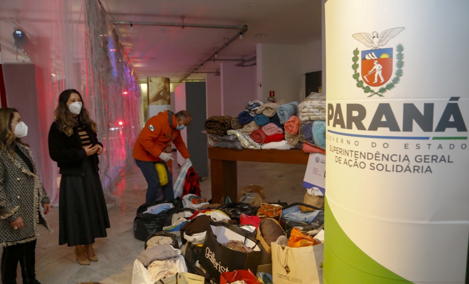 O Governo do Estado deu início oficialmente nesta quarta-feira (12) à campanha Aquece Paraná 2021. A iniciativa da Superintendência Geral de Ação Solidária (SGAS) busca arrecadar roupas, calçados, cobertores, roupas de cama e outros itens em bom estado de uso para destinar a pessoas em situação de vulnerabilidade social de todas as regiões do Estado. A cerimônia de abertura ocorreu por meio de um drive-thru na área externa do Teatro Guaíra.  -  Curitiba, 12/05/2021  -  Foto: Gilson Abreu/AEN