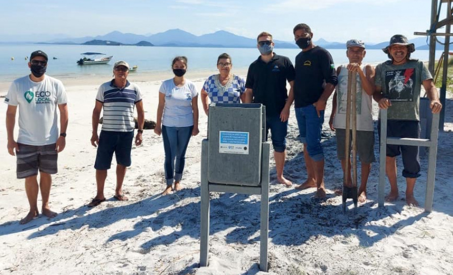 Em ações ambientais promovidas pelo Instituto Água e Terra (IAT) e a ONG Eco Local Brasil, resíduos sólidos retirados de áreas pouco habitadas na Ilha do Mel, no Litoral do Estado, foram transformados em lixeiras, evitando o descarte de materiais que iriam para aterros sanitários. Duas lixeiras foram instaladas nas bases do IAT e outras cinco na comunidade da Ponta Oeste. - Foto: Sedest/IAT