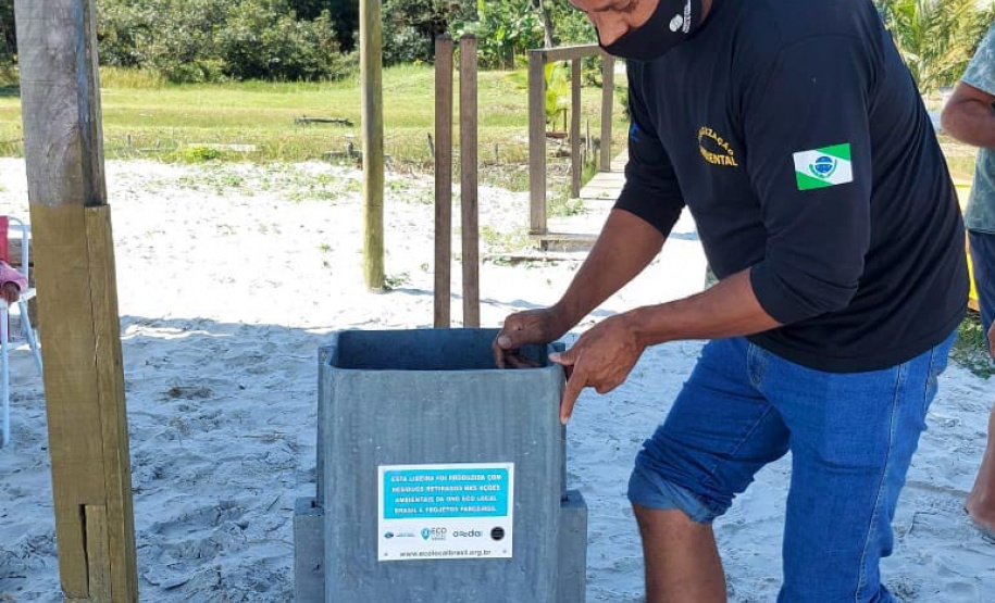 Em ações ambientais promovidas pelo Instituto Água e Terra (IAT) e a ONG Eco Local Brasil, resíduos sólidos retirados de áreas pouco habitadas na Ilha do Mel, no Litoral do Estado, foram transformados em lixeiras, evitando o descarte de materiais que iriam para aterros sanitários. Duas lixeiras foram instaladas nas bases do IAT e outras cinco na comunidade da Ponta Oeste. - Foto: Sedest/IAT
