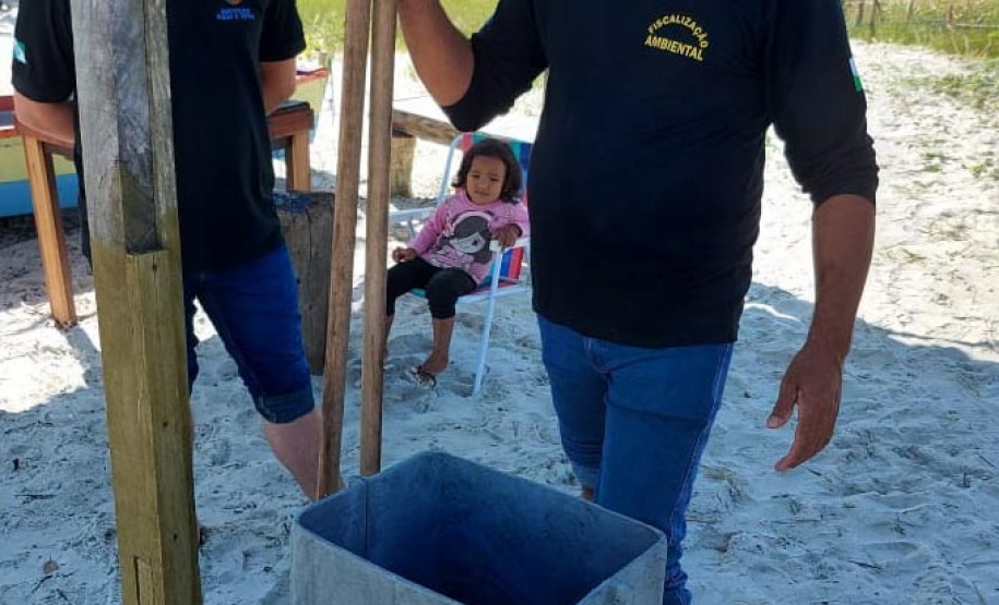Em ações ambientais promovidas pelo Instituto Água e Terra (IAT) e a ONG Eco Local Brasil, resíduos sólidos retirados de áreas pouco habitadas na Ilha do Mel, no Litoral do Estado, foram transformados em lixeiras, evitando o descarte de materiais que iriam para aterros sanitários. Duas lixeiras foram instaladas nas bases do IAT e outras cinco na comunidade da Ponta Oeste. - Foto: Sedest/IAT